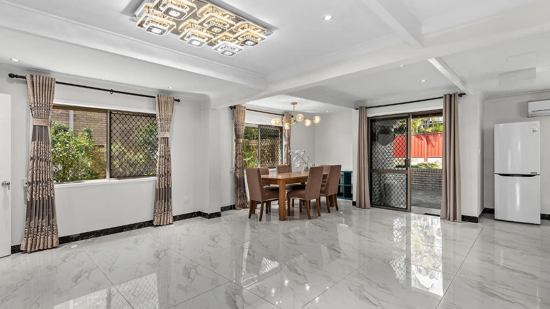 Luxury Living 2B2B In Southern Brisbane Parking