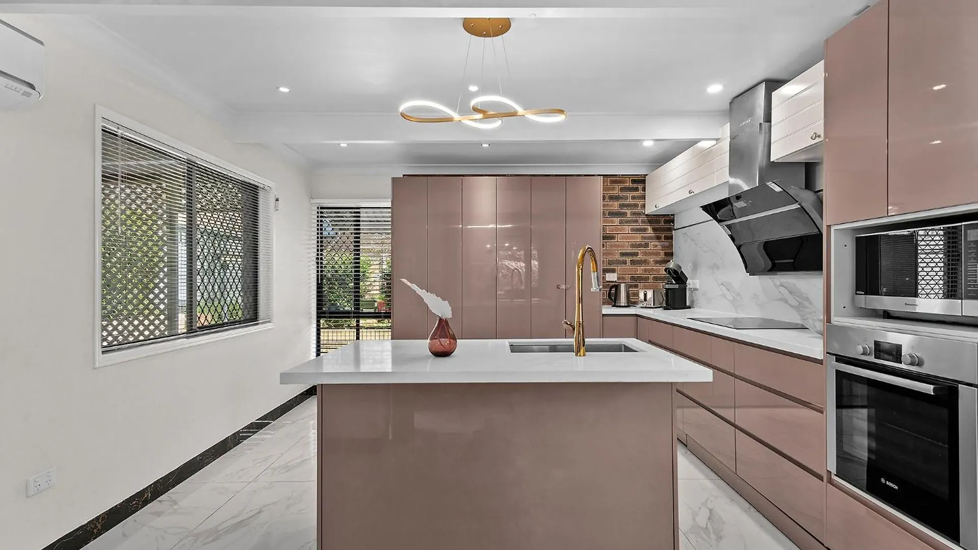 Luxury Living 2B2B In Southern Brisbane Parking
