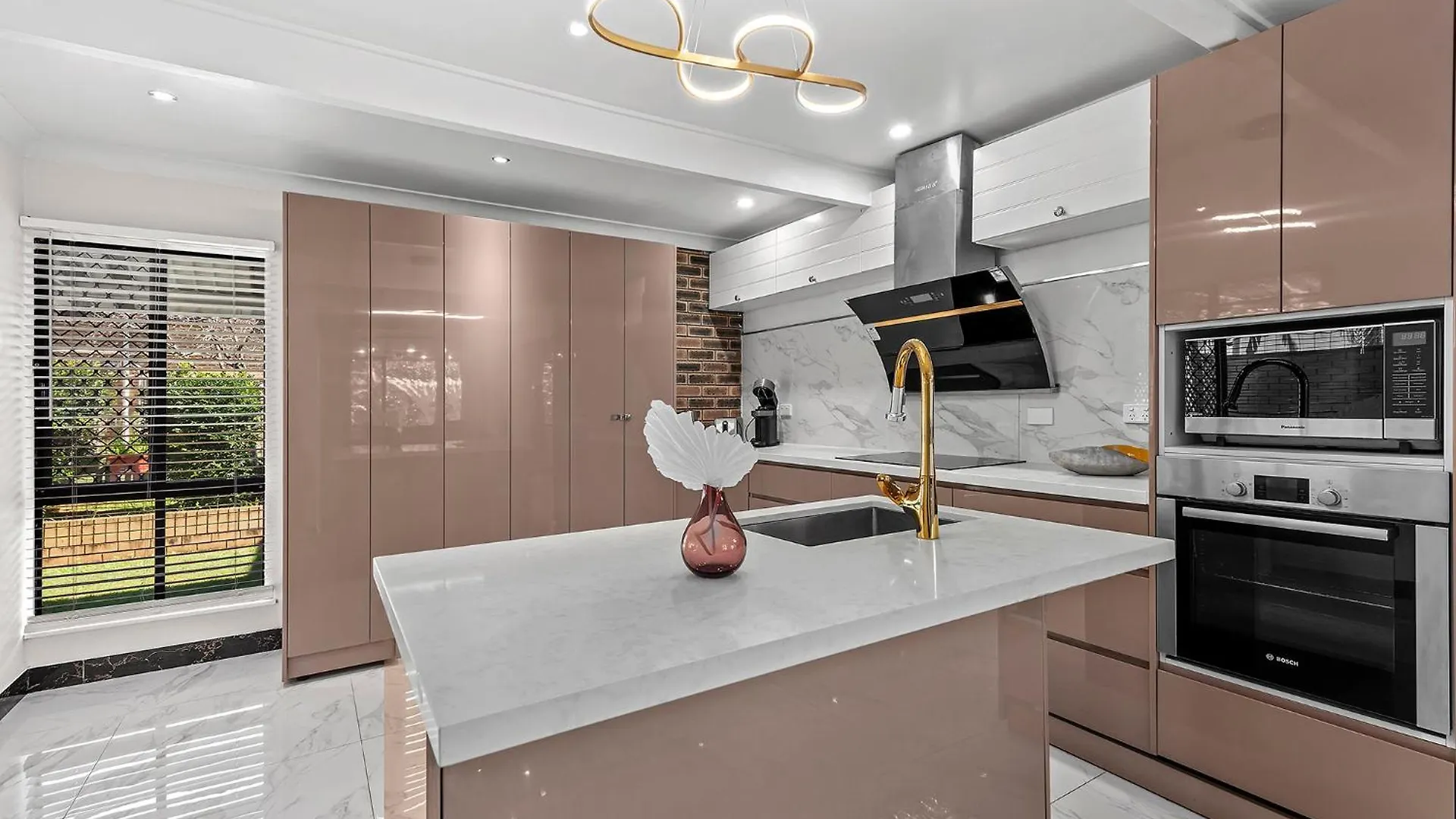 Holiday home Luxury Living 2B2B In Southern Brisbane Parking