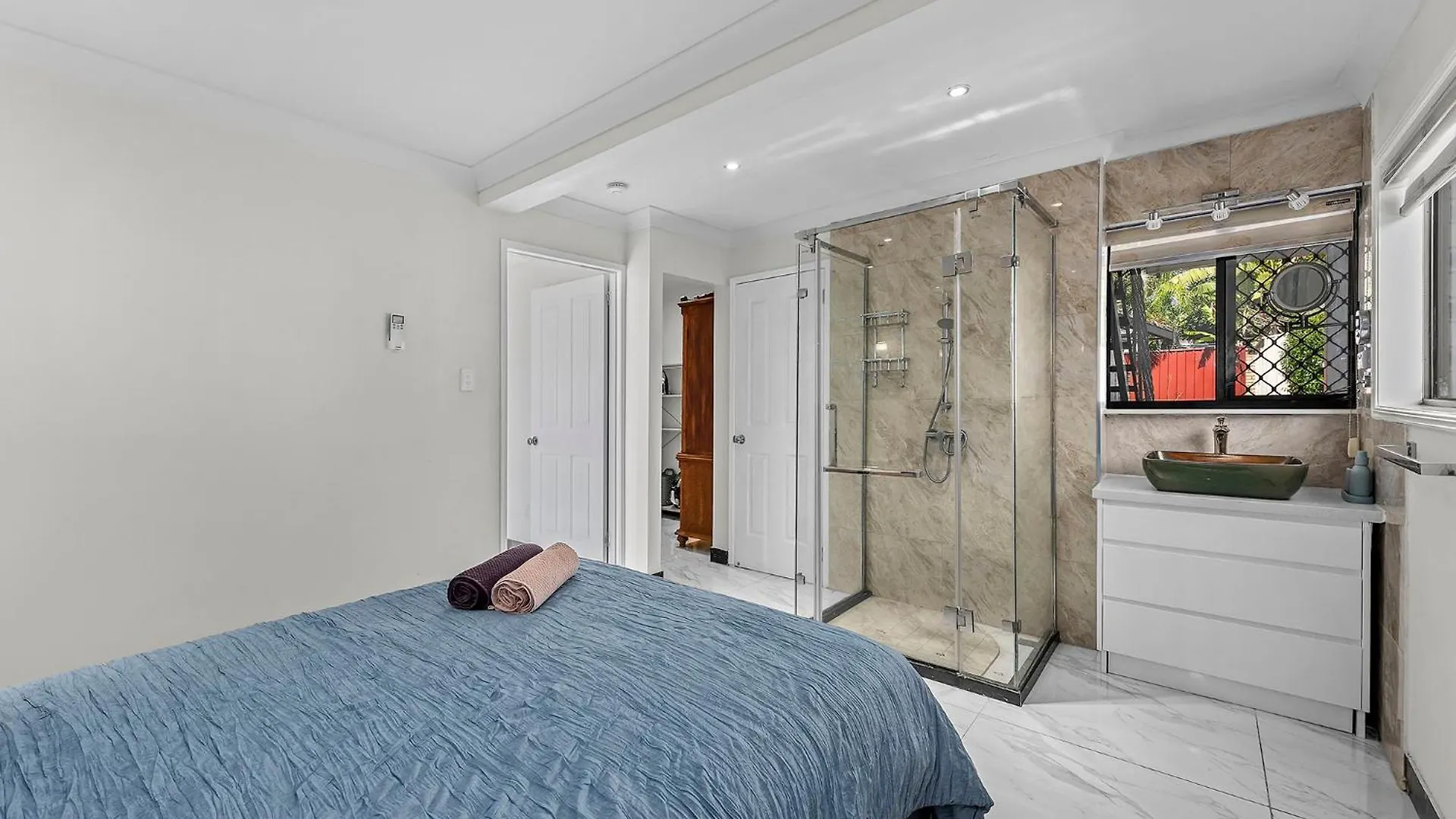 Holiday home Luxury Living 2B2B In Southern Brisbane Parking Australia