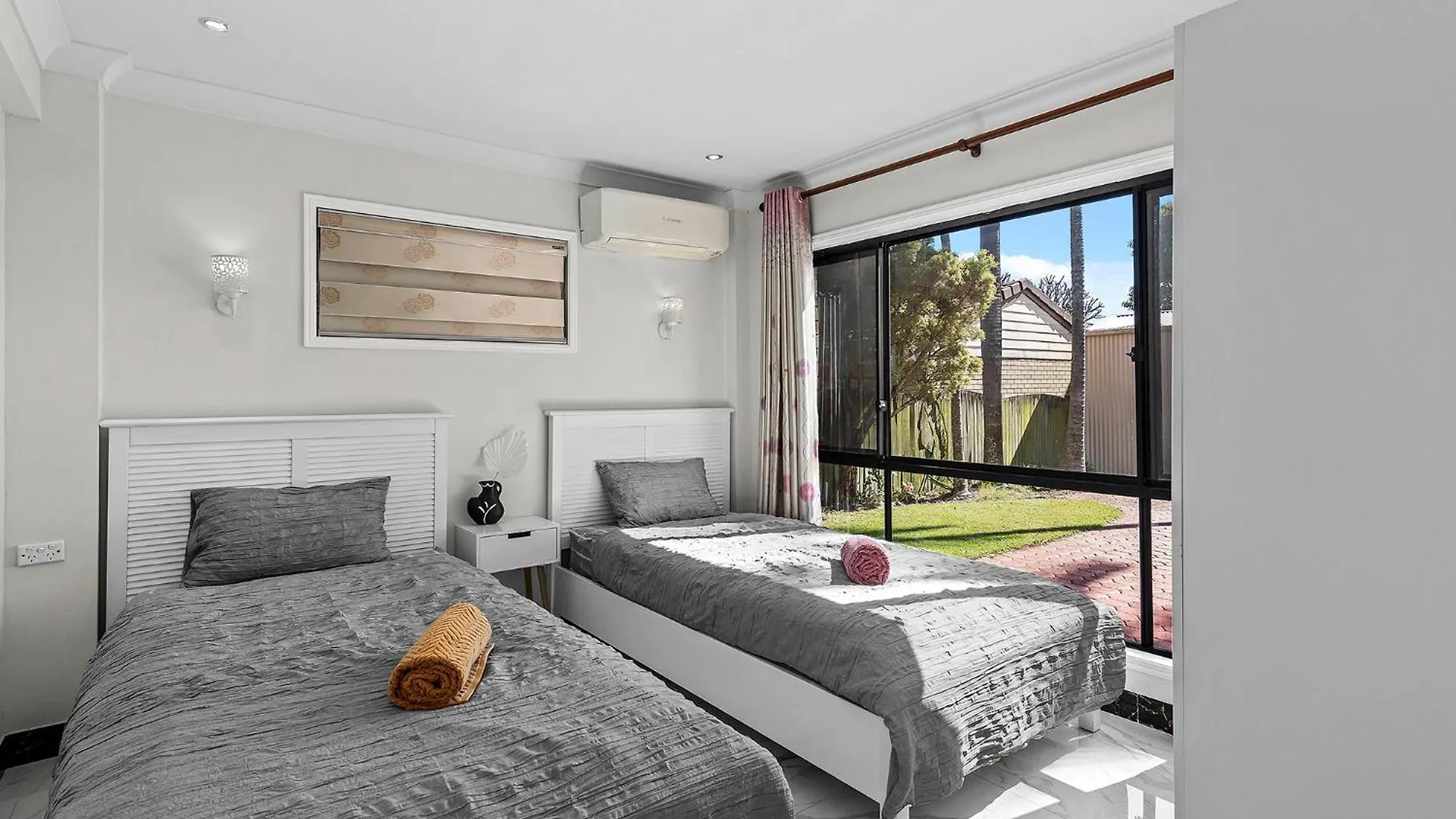 Luxury Living 2B2B In Southern Brisbane Parking