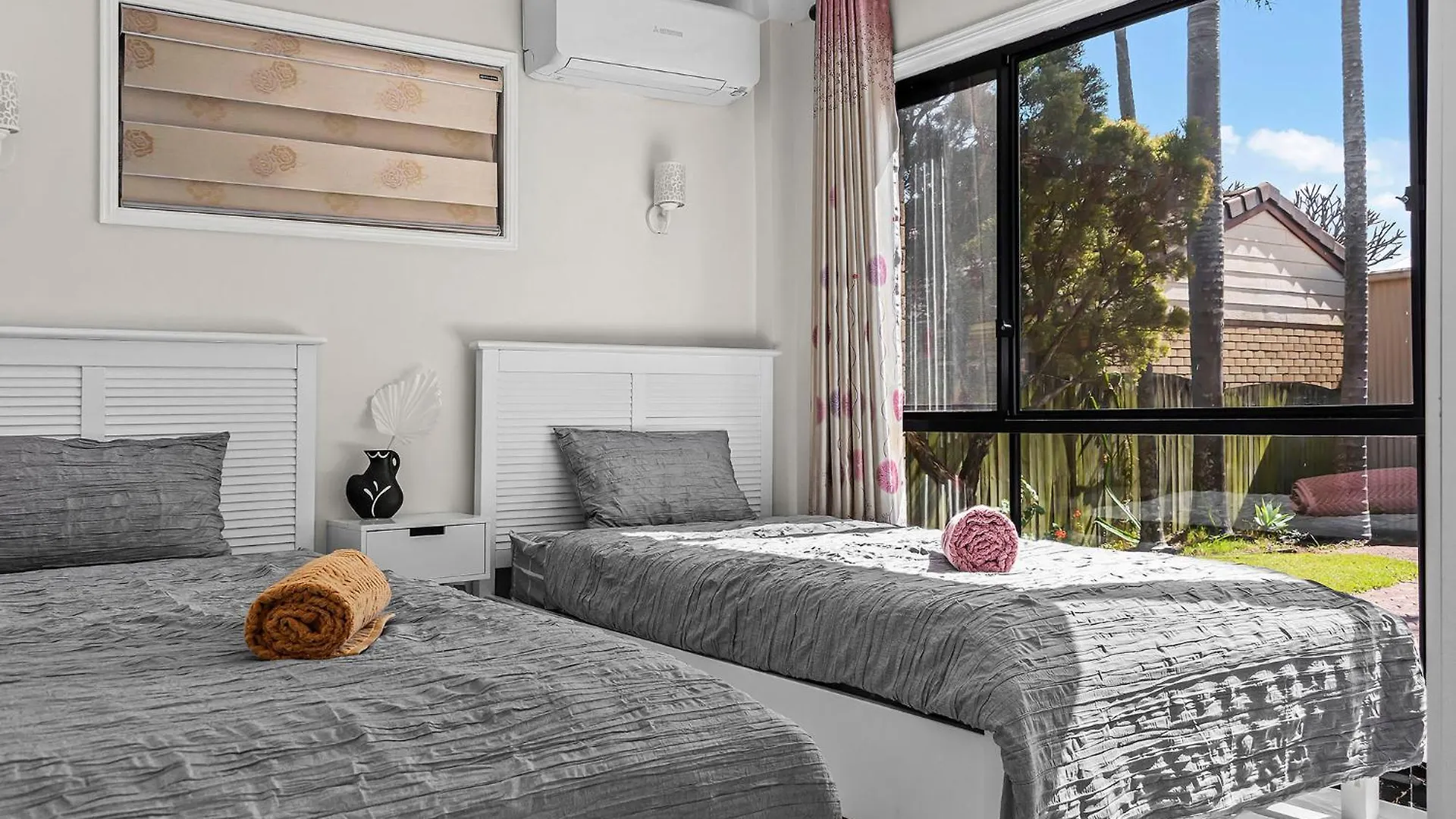 Holiday home Luxury Living 2B2B In Southern Brisbane Parking