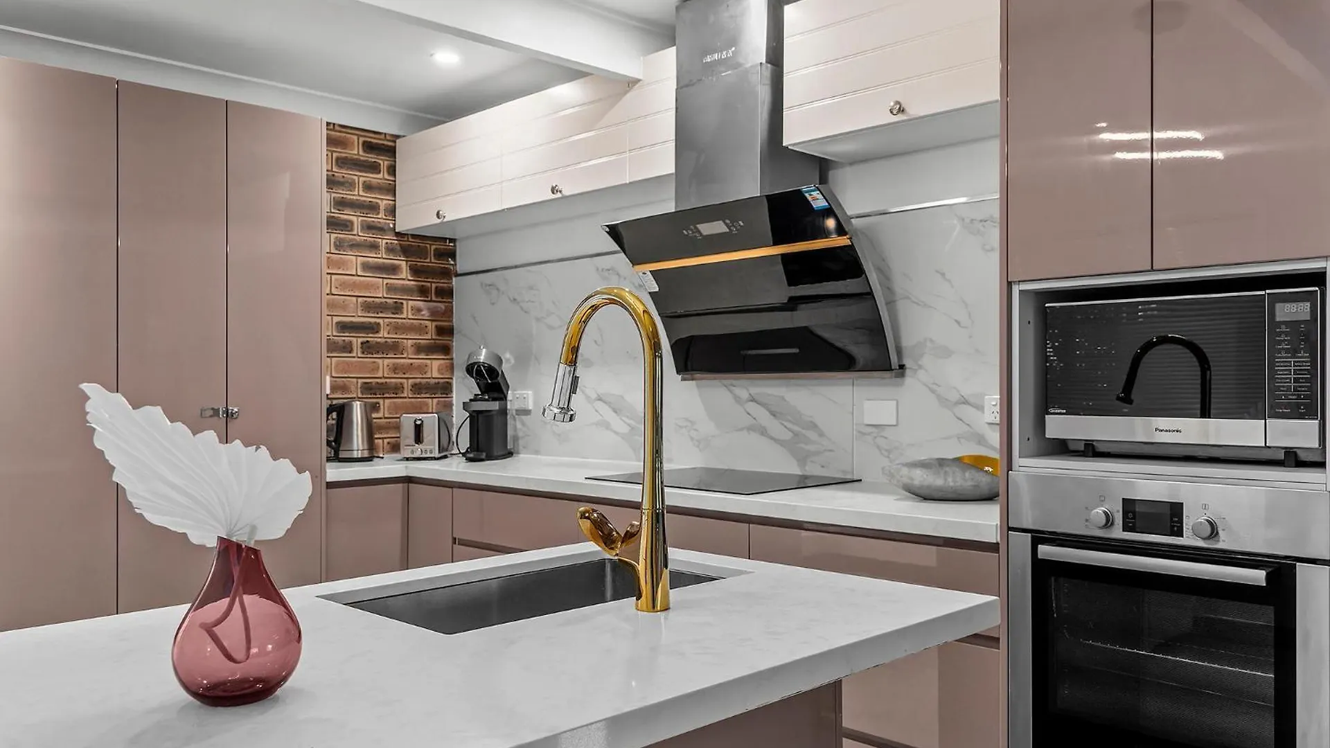 Luxury Living 2B2B In Southern Brisbane Parking